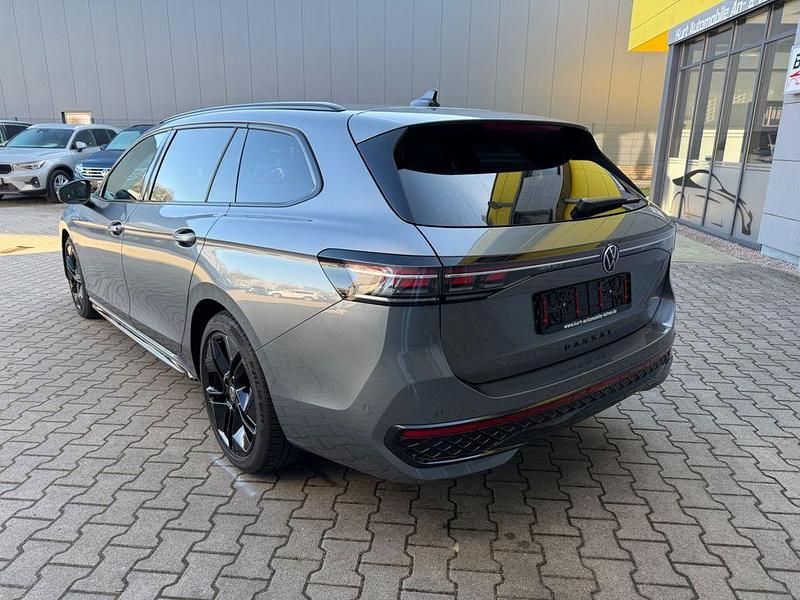 Gebraucht VW Passat R-line 150 PS (110 kW) 2024 Grau Kombi