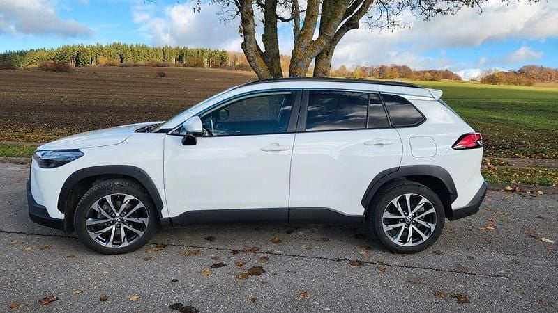Weiß Gebraucht 2023 Toyota Corolla Cross Team SUV | 31.000 € (Fairer Preis) - Bild 1/4