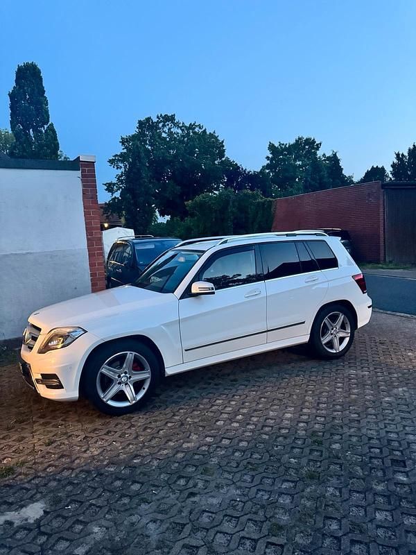 Weiß Gebraucht 2013 Mercedes GLK250 AMG line SUV | 14.500 € (Etwas zu teuer) - Bild 1/4