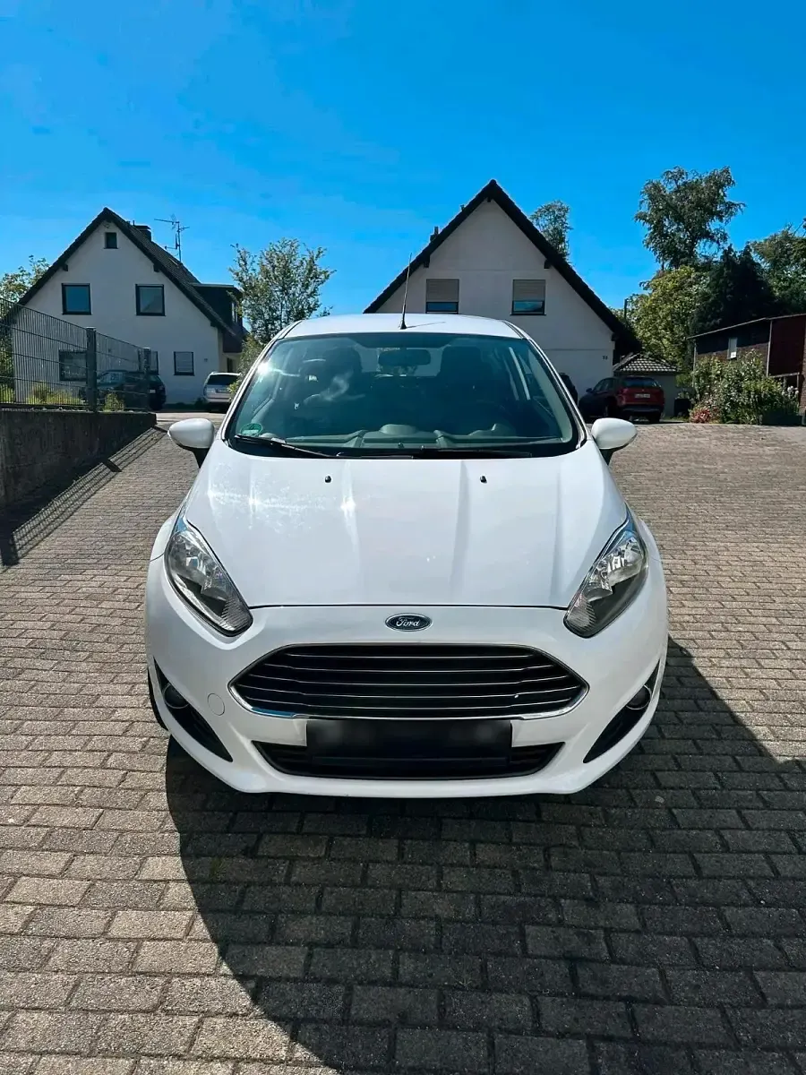 Gebraucht Ford Fiesta 59 PS (43 kW) 2012 Weiß Kleinwagen