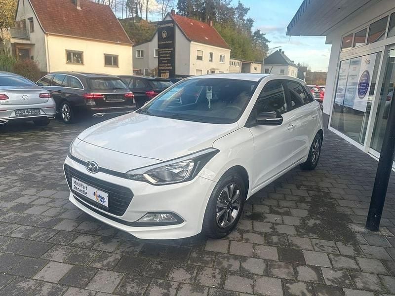 Weiß Gebraucht 2018 Hyundai i20 Passion Limousine | 7.900 € (Guter Preis) - Bild 1/4