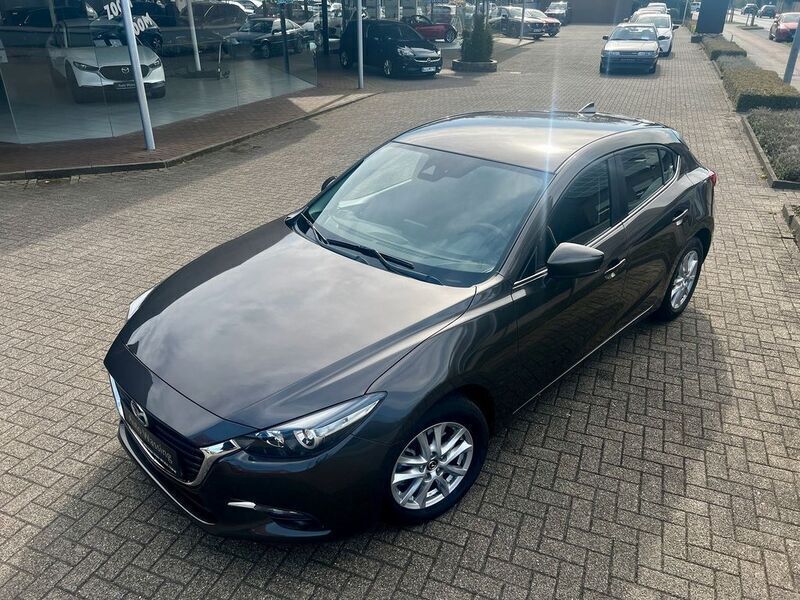Grau Gebraucht 2017 Mazda 3 Center-Line Limousine | 11.999 € (Fairer Preis) - Bild 1/4