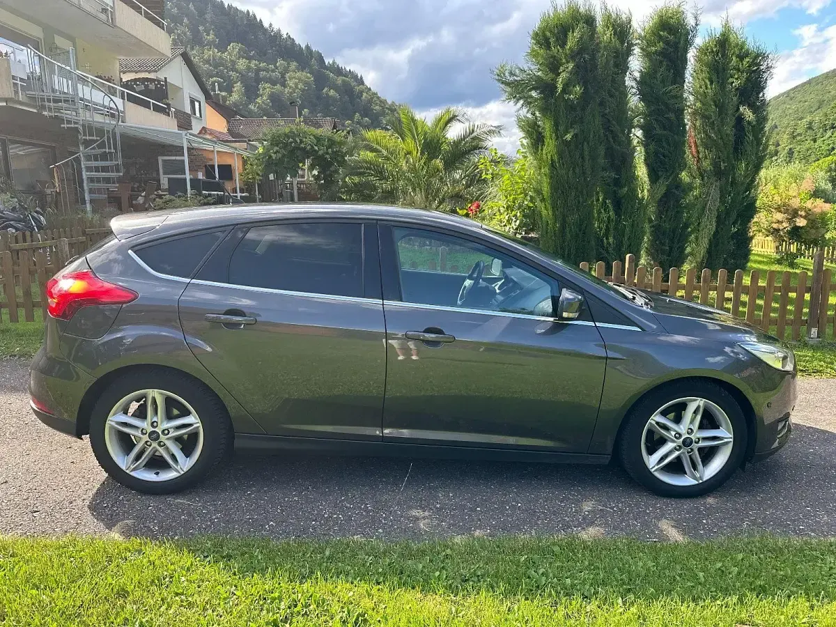 Usado Ford Focus Titanium 125 CV (91 kW) 2015 Gris Berlina