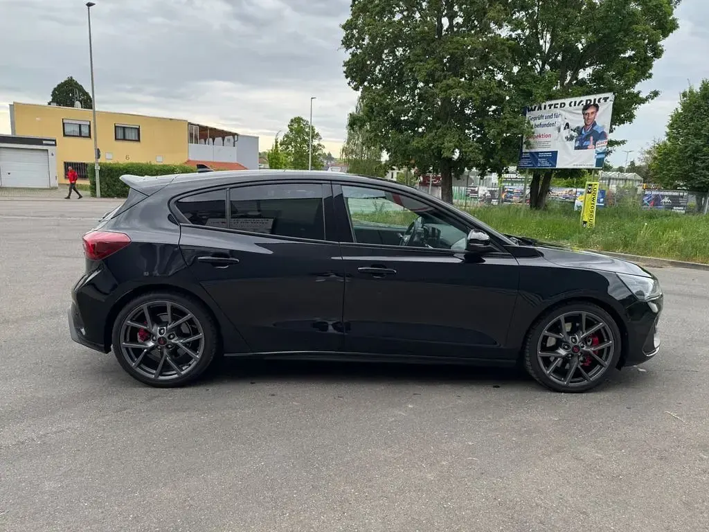 Używany Ford Focus ST 280 KM (205 kW) 2022 Czarny Sedan/Limuzyna