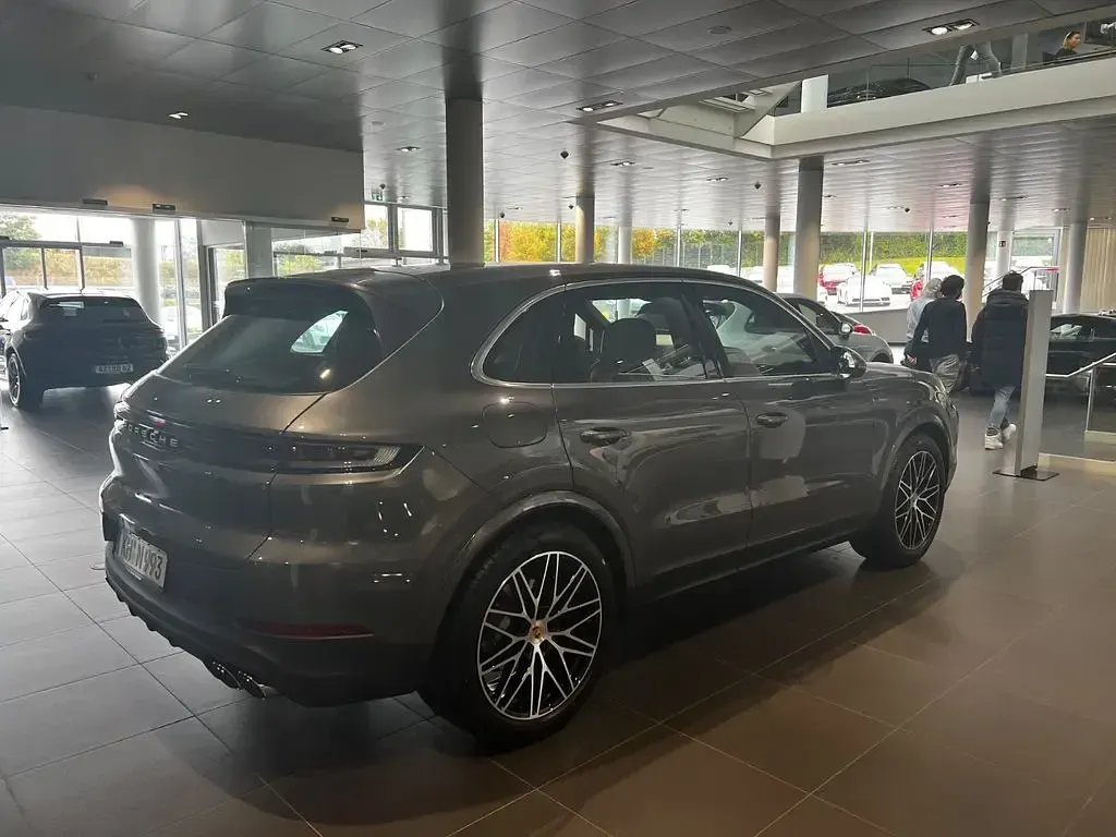 Gebraucht Porsche Cayenne 354 PS (260 kW) 2023 Grau SUV
