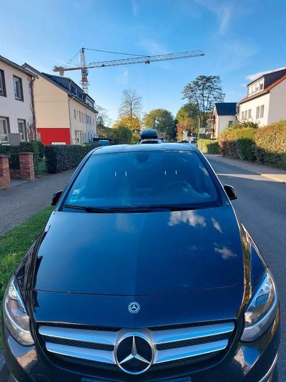 Schwarz Gebraucht 2017 Mercedes 180 Limousine | 11.900 € (Superpreis) - Bild 1/4