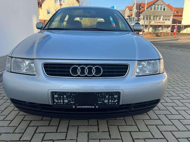 Second-hand Audi A3 Attraction 125 CP (91 kW) 1996 Argintiu Hatchback