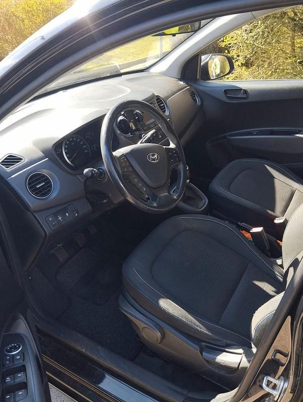 Gebraucht Hyundai i10 Passion 67 PS (49 kW) 2016 Schwarz Kleinwagen