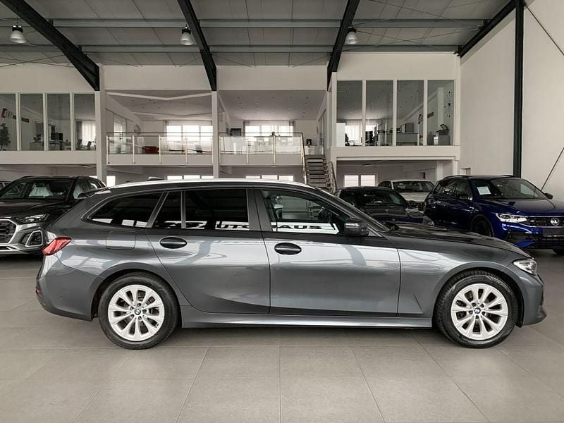 Mineralgrau metallic Gebraucht 2020 BMW 318 Advantage Kombi | 20.999 € (Etwas zu teuer) - Bild 1/4