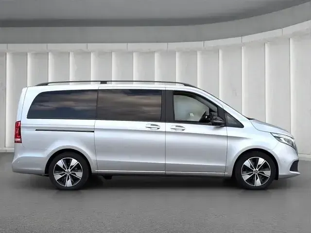 Gebraucht Mercedes V220 Avantgarde 163 PS (119 kW) 2022 Brillantsilber metallic Van / Kleinbus