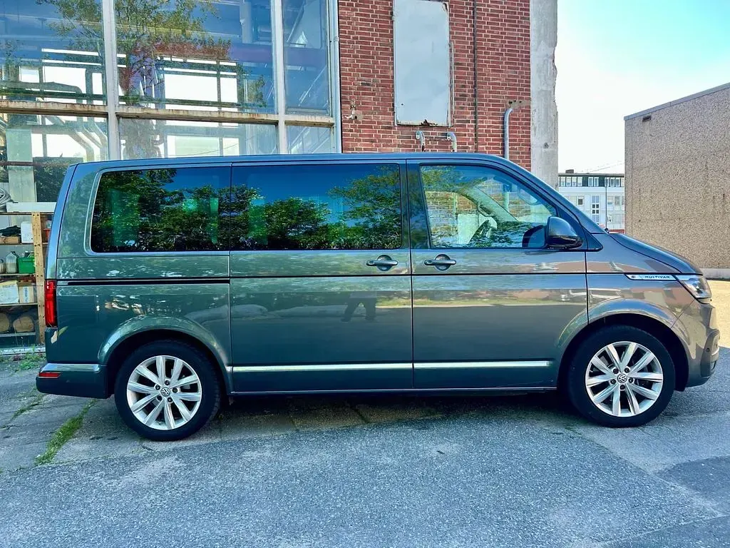 Gebraucht VW Multivan Highline 204 PS (150 kW) 2021 Grau Van / Kleinbus