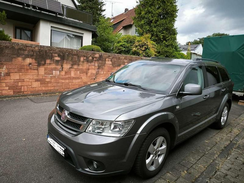 Grau Gebraucht 2012 Fiat Freemont SUV | 5.000 € (Fairer Preis) - Bild 1/4