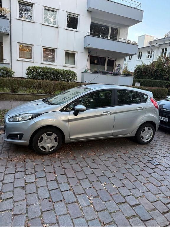 Silber Gebraucht 2015 Ford Fiesta Trend Kleinwagen | 5.000 € (Guter Preis) - Bild 1/4