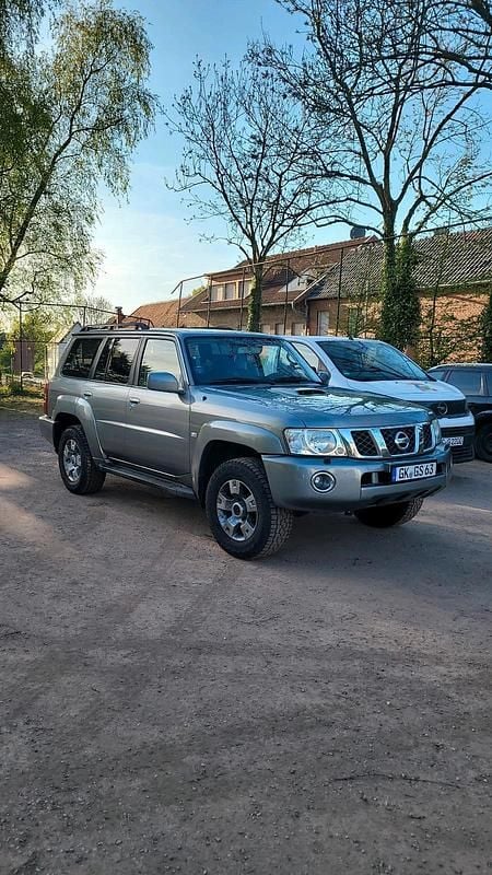 Grau Gebraucht 2005 Nissan Patrol SUV | 14.900 € (Fairer Preis) - Bild 1/4