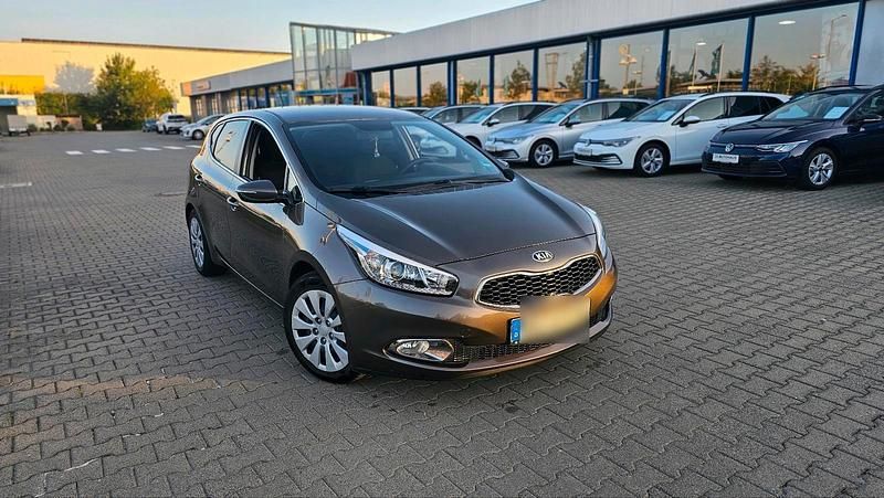 Braun Gebraucht 2013 Kia Ceed 2 Limousine | 6.500 € (Fairer Preis) - Bild 1/4