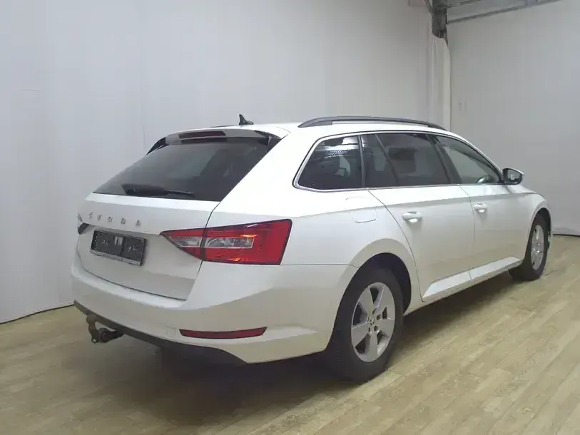 Gebraucht Skoda Superb Ambition 122 PS (89 kW) 2021 Weiss Kombi