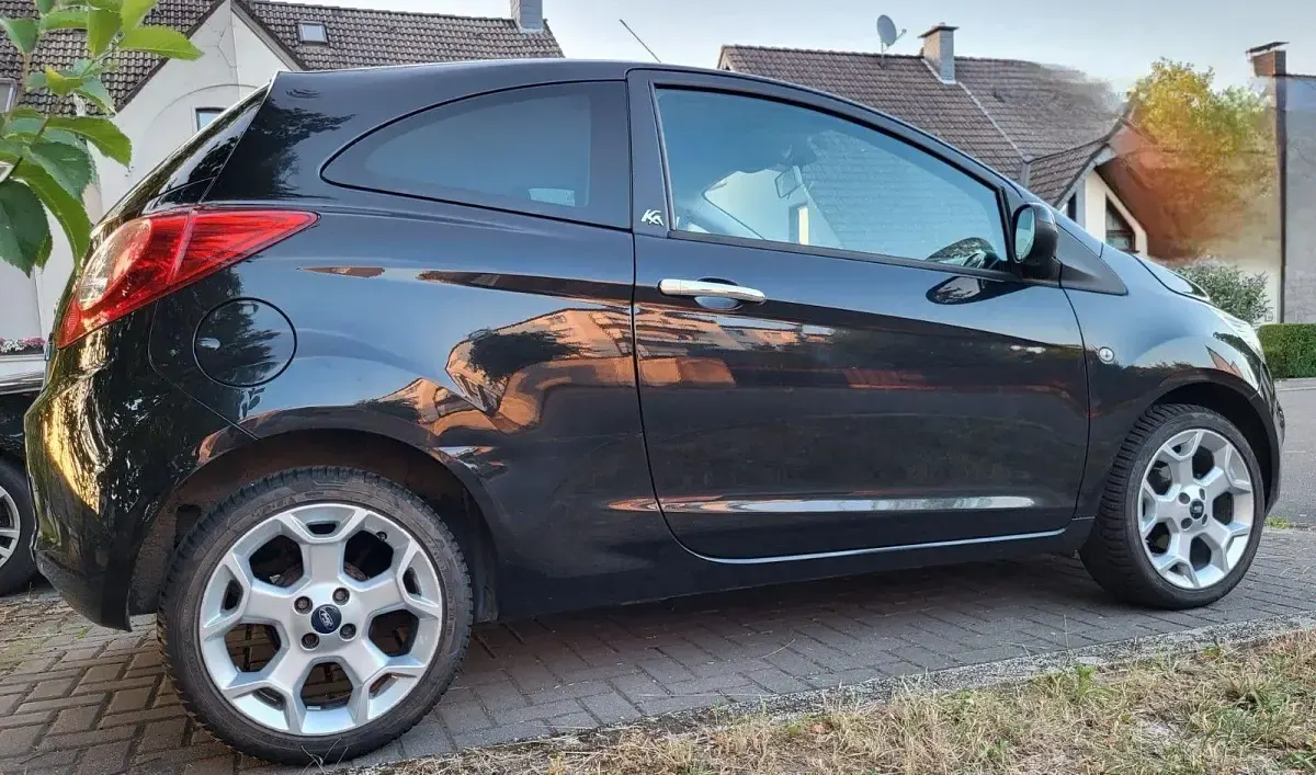 Gebraucht Ford Ka Individual 69 PS (50 kW) 2011 Schwarz Kleinwagen