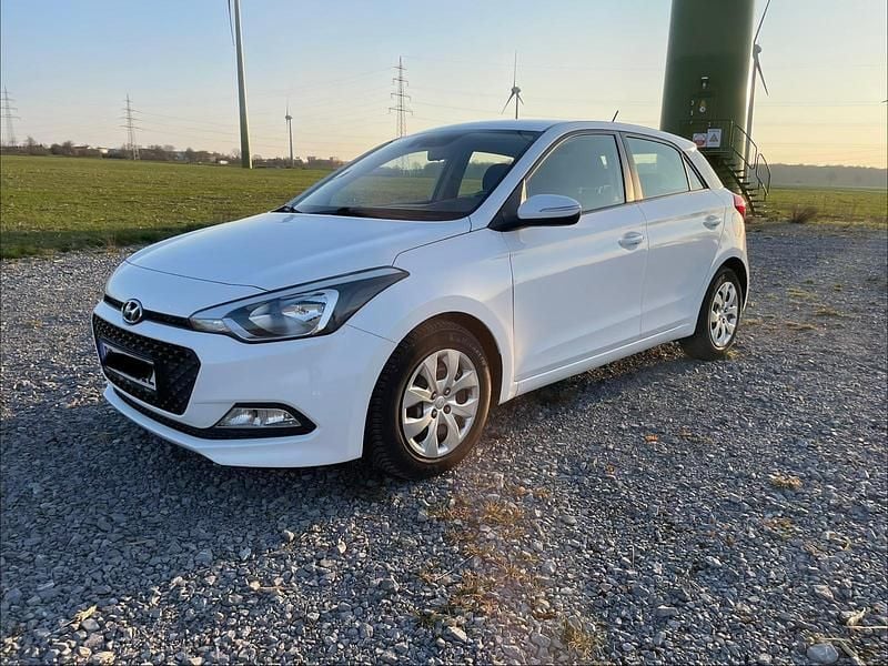 Gebraucht Hyundai i20 Trend 90 PS (66 kW) 2015 Weiß Kleinwagen