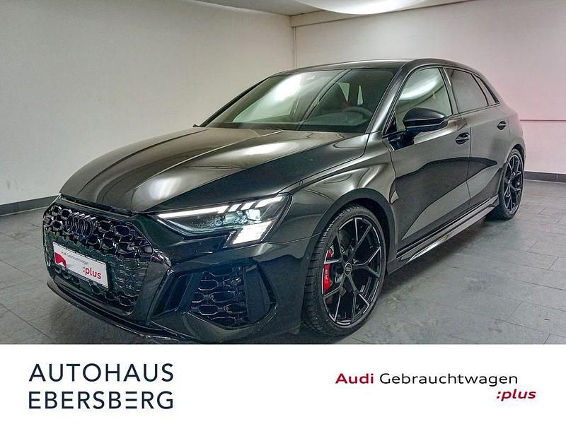 Mythosschwarz metallic Gebraucht 2024 Audi RS3 Sportback Design Kleinwagen | 58.900 € (Fairer Preis) - Bild 1/4