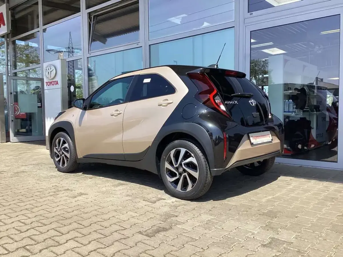 Neu Toyota Aygo X 72 PS (52 kW) 2025 Ginger beige metallic/dach mys SUV