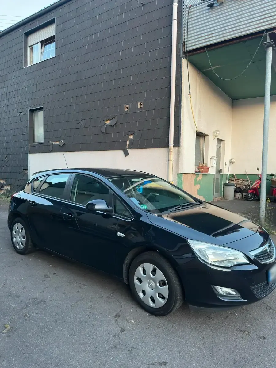Gebraucht Opel Astra 90 PS (66 kW) 2011 Schwarz Kleinwagen