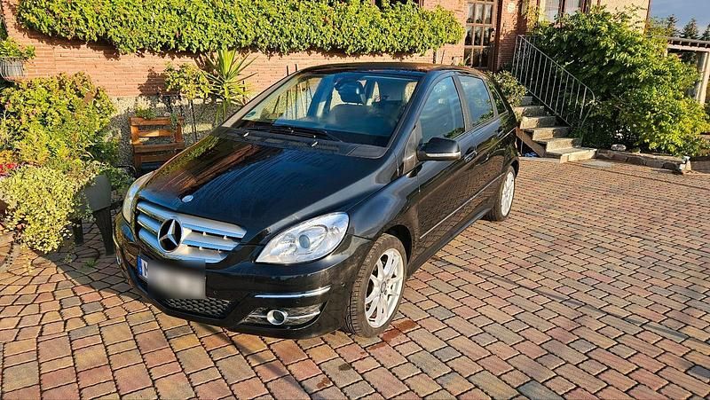 Schwarz Gebraucht 2011 Mercedes B180 Van / Kleinbus | 5.500 € - Bild 1/4
