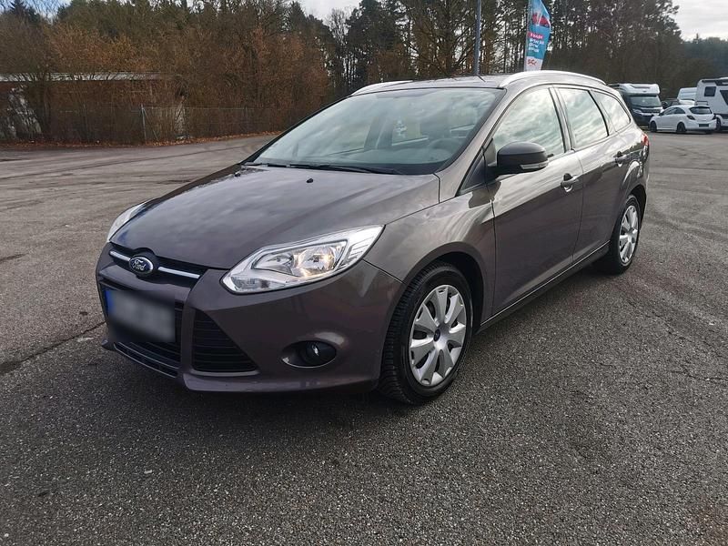 Gebraucht Ford Focus 100 PS (73 kW) 2014 Braun Kombi