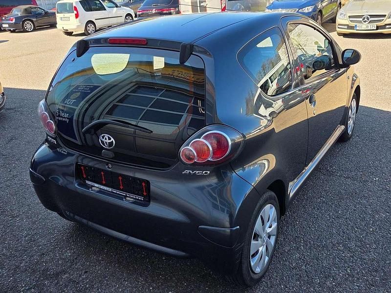 Gebraucht Toyota Aygo 68 PS (50 kW) 2012 Grau Kleinwagen