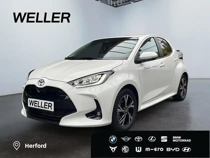 Weiss Gebraucht 2025 Toyota Yaris Hybrid Kleinwagen | 27.490 € (Etwas zu teuer) - Bild 1/3