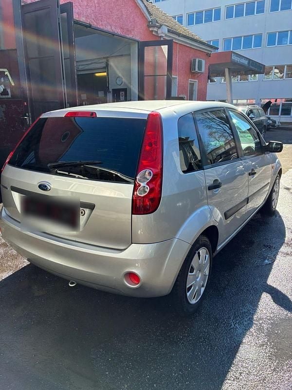 Gebraucht Ford Fiesta Ambiente 80 PS (58 kW) 2007 Silber Kleinwagen