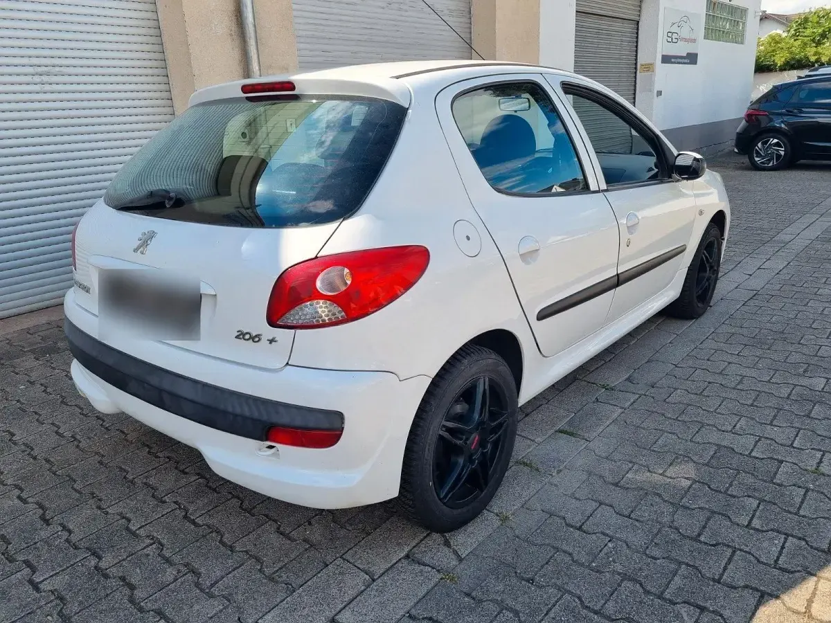 Gebraucht Peugeot 206 73 PS (53 kW) 2011 Weiß Limousine