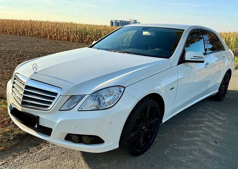 Weiß Gebraucht 2009 Mercedes E200 Limousine | 8.999 € (Fairer Preis) - Bild 1/4