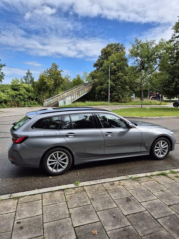 Grau Gebraucht 2023 BMW 318 Shadowline Kombi | 27.999 € (Superpreis) - Bild 1/4