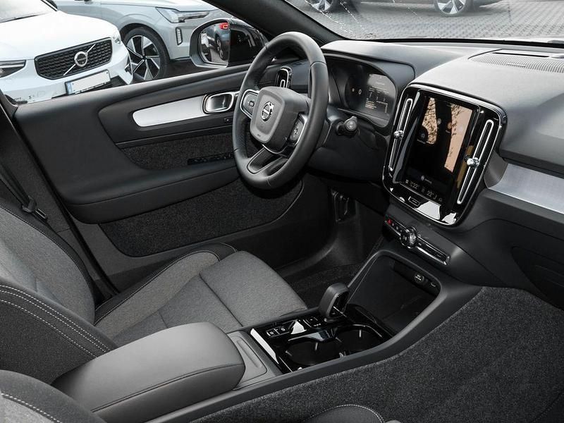 Neu Volvo XC40 Plus 163 PS (119 kW) 2026 Grau SUV