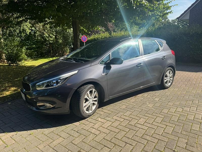 Grau Gebraucht 2014 Kia Ceed DREAM-TEAM Edition Kleinwagen | 7.250 € (Etwas zu teuer) - Bild 1/4
