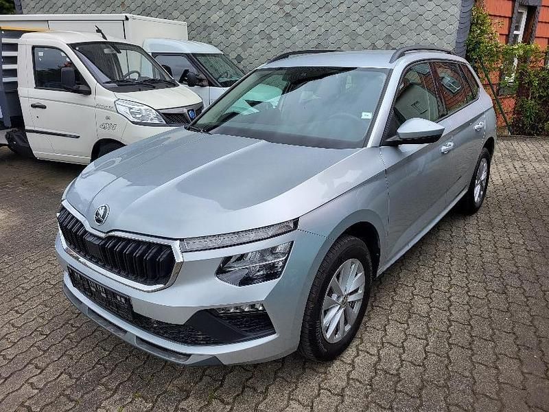 Brillantsilber metallic Gebraucht 2024 Skoda Kamiq SUV | 24.445 € (Fairer Preis) - Bild 1/4