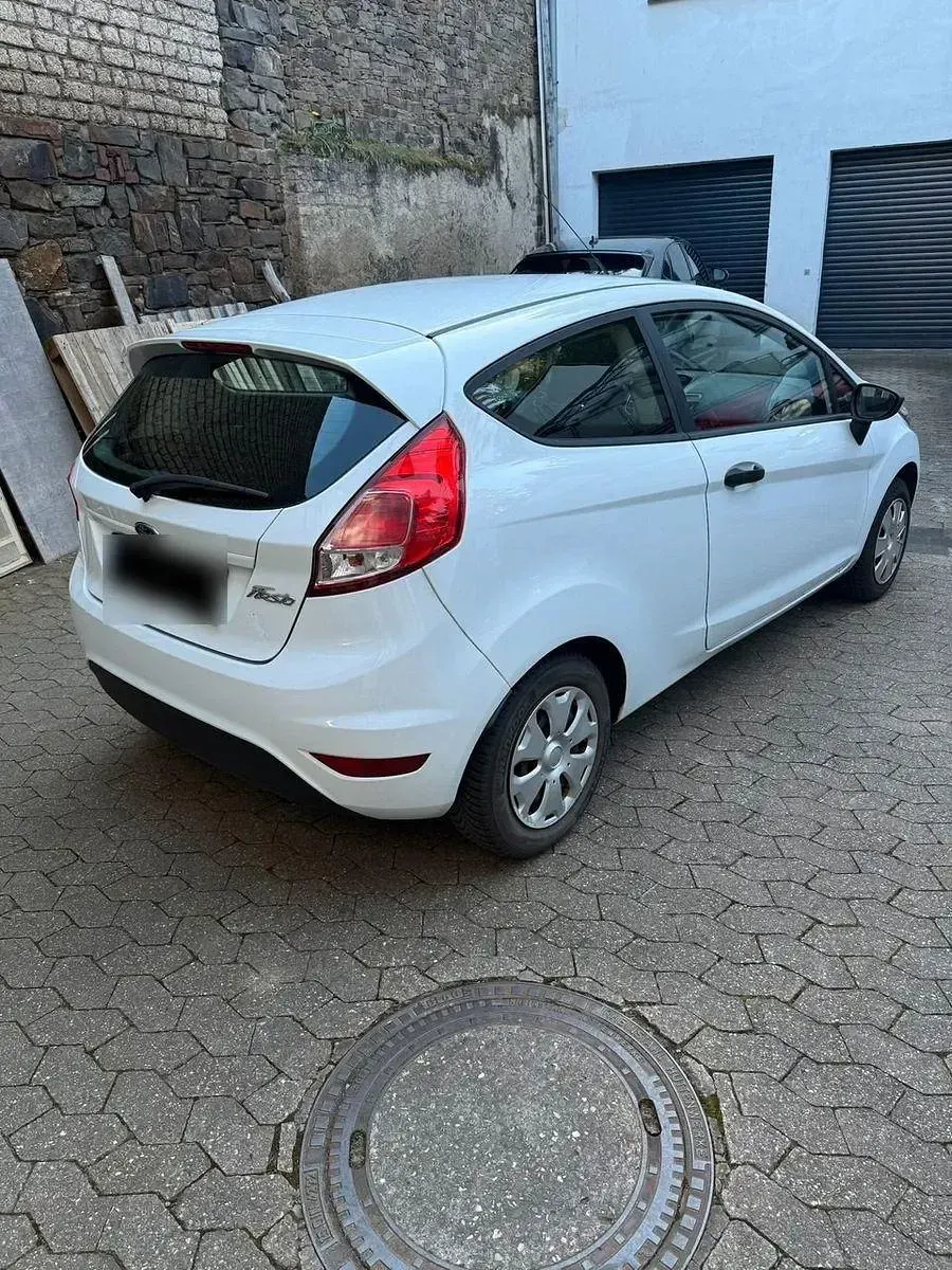 Gebraucht Ford Fiesta 60 PS (44 kW) 2014 Weiß Kleinwagen