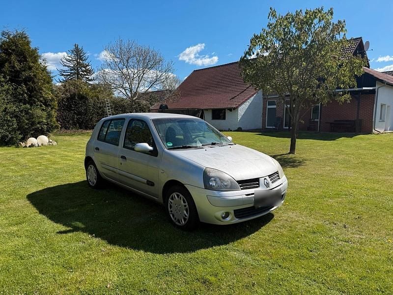 Second-hand Renault Clio II 60 CP (44 kW) 2003 Argintiu Hatchback