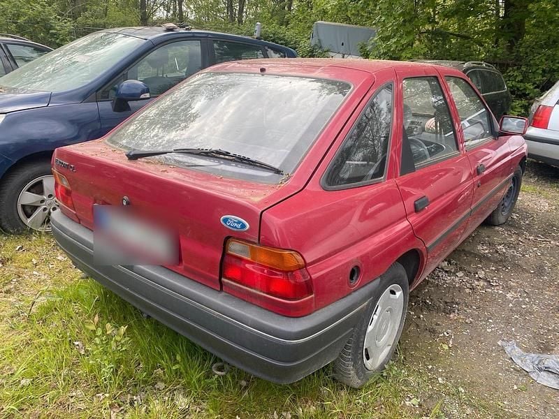 Używany Ford Escort 90 KM (66 kW) 1990 Czerwony Sedan/Limuzyna