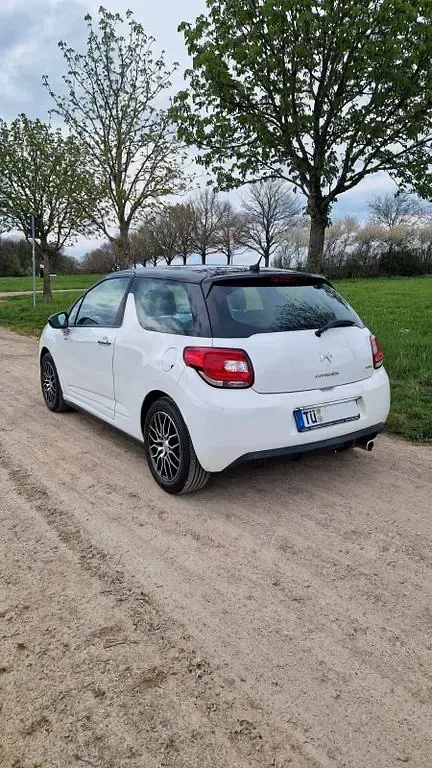 Gebraucht Citroën DS3 Chic 95 PS (69 kW) 2011 Weiß Kleinwagen