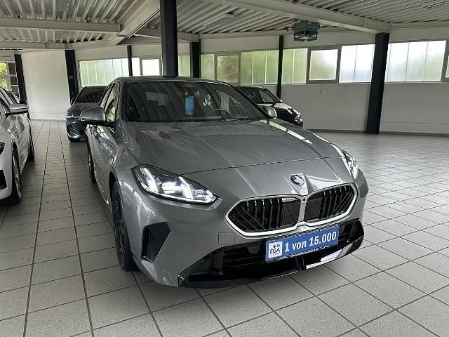 Skyscraper grau metallic (metallic) Gebraucht 2024 BMW 120 Performance Kleinwagen | 35.200 € (Fairer Preis) - Bild 1/4