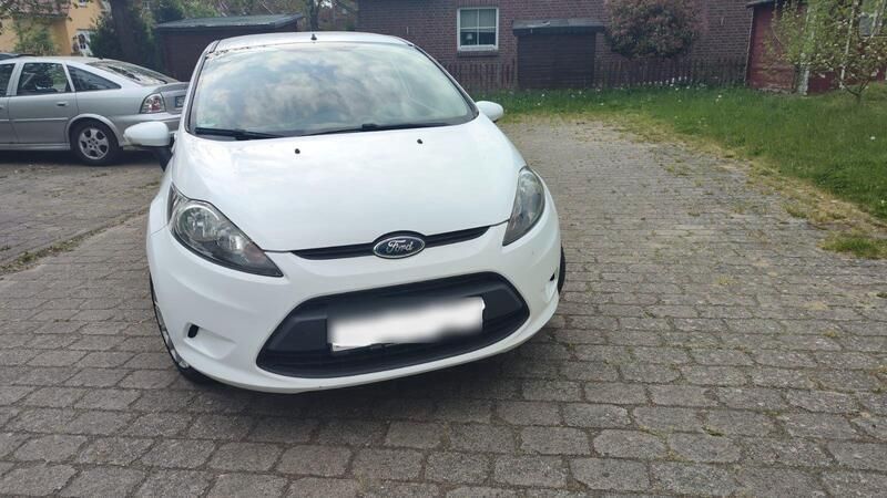 Weiß Gebraucht 2010 Ford Fiesta Kleinwagen | 2.690 € (Guter Preis) - Bild 1/4