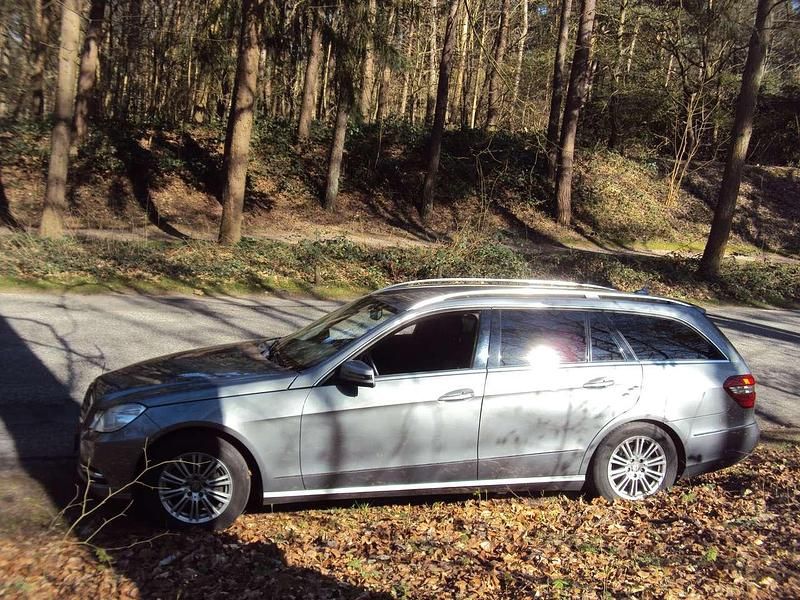 Grau Gebraucht 2011 Mercedes E350 Elegance Kombi | 7.490 € (Superpreis) - Bild 1/4