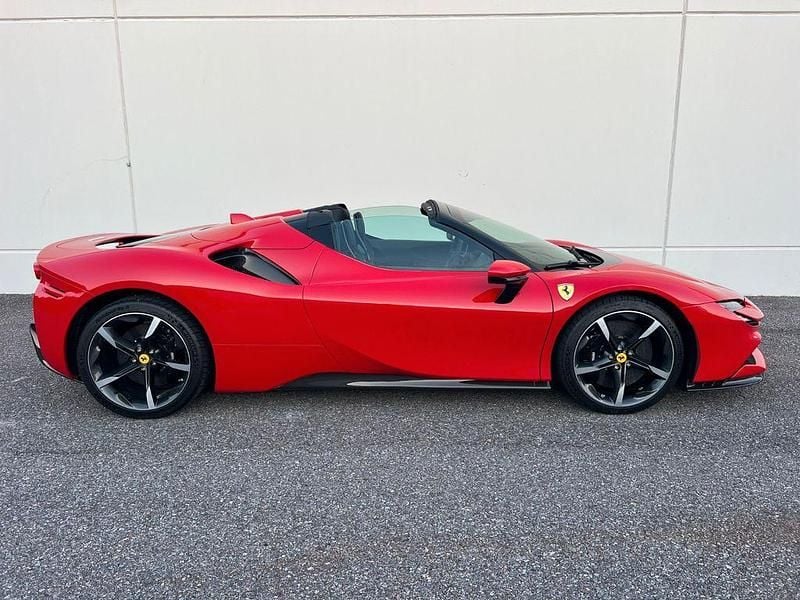 Rot Gebraucht 2025 Ferrari SF90 Cabrio | 479.999 € - Bild 1/4