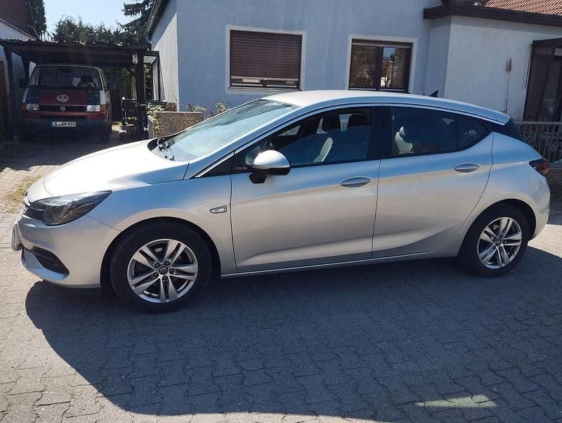 Second-hand Opel Astra 105 CP (77 kW) 2020 Argintiu Berlinǎ