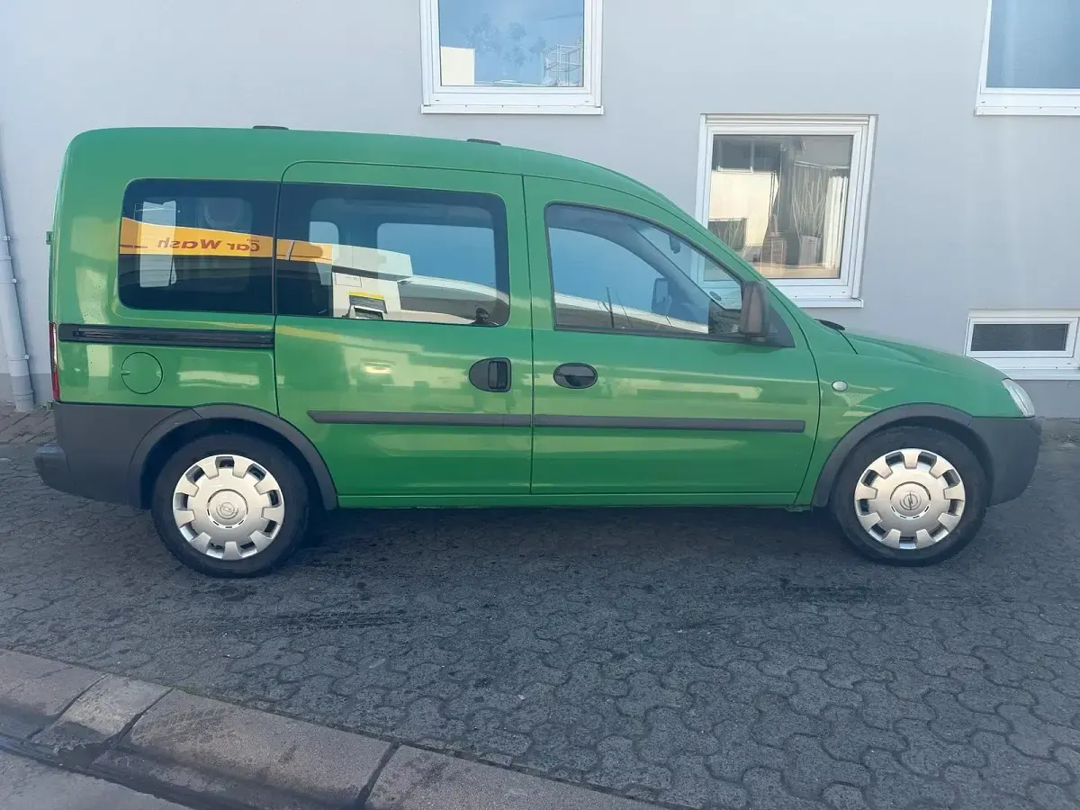 Usado Opel Combo 94 HP (69 kW) 2010 Verde Monovolume