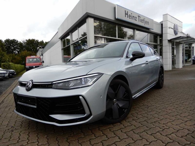 Gebraucht VW Passat Style 150 PS (110 kW) 2024 Silber Kombi