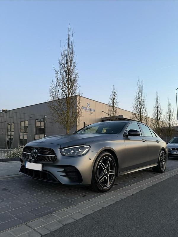 Grau Gebraucht 2022 Mercedes E220 AMG Limousine | 44.900 € (Teuer) - Bild 1/4