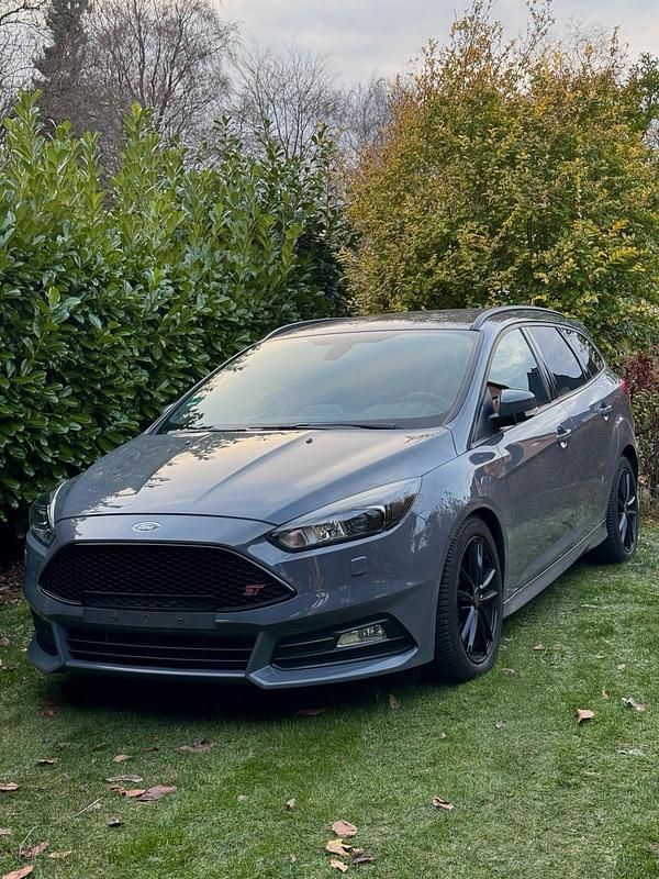 Grau Gebraucht 2016 Ford Focus ST Kombi | 13.200 € (Fairer Preis) - Bild 1/4