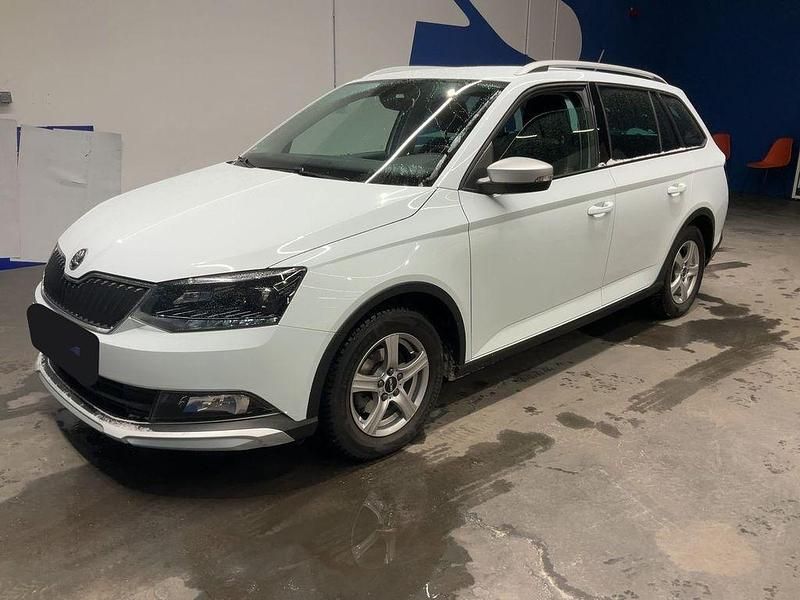 Laserweiss Gebraucht 2016 Skoda Fabia ScoutLine Kombi | 11.980 € (Fairer Preis) - Bild 1/4
